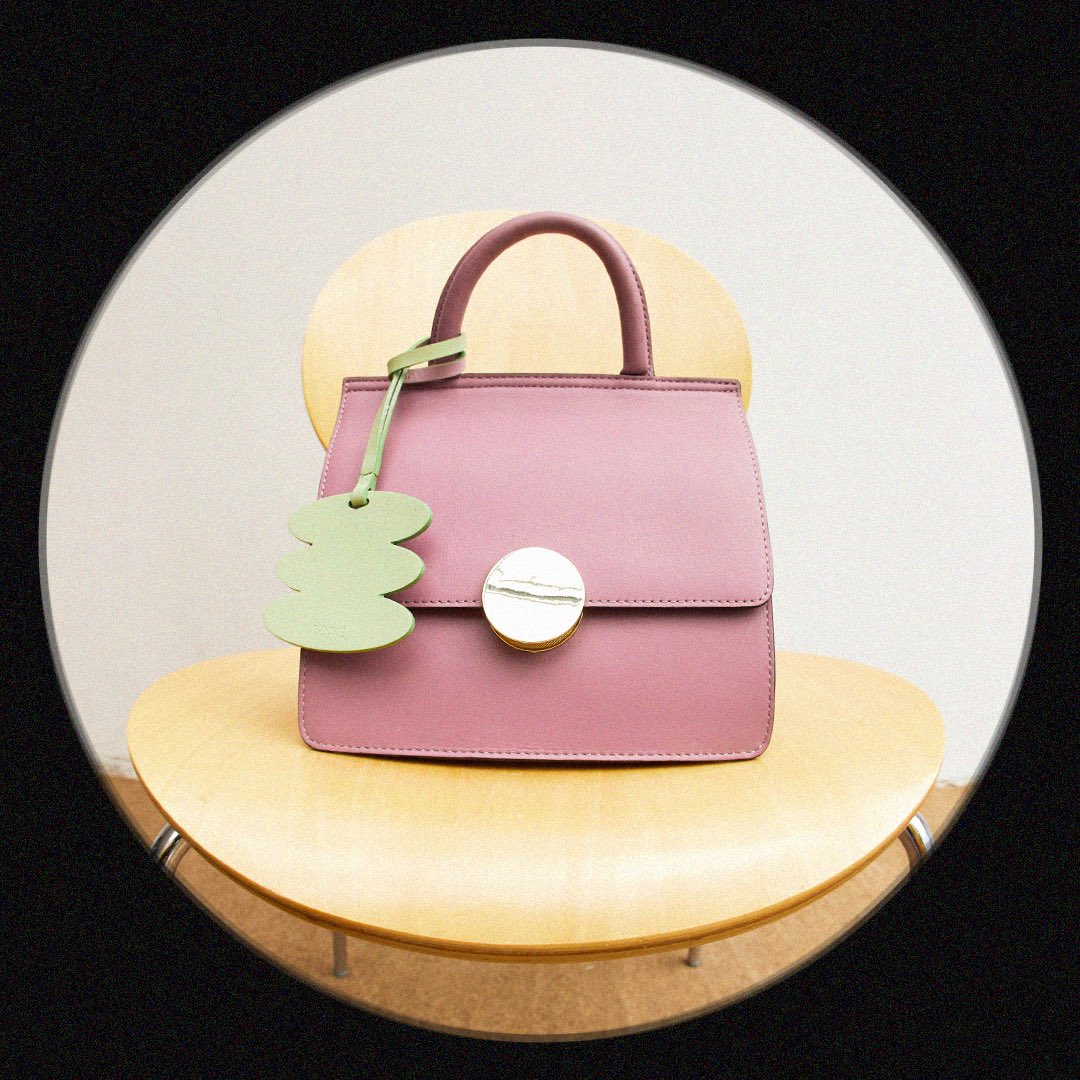 LunneOfficial's tweet image. Introducing  #LunneZero Leather Tag 🟡
Add a playful touch and gimmick to your accessories.
Crafted from surplus leather (100% cow leather)

เพิ่มลูกเล่นน่ารักให้กับกระเป๋าของคุณ ด้วย Leather Tag ที่ทำมาจากเศษหนังที่เหลือ น่ารักแถมยังรักโลกอีกด้วย

#LunnèOfficial #SurplusLeather