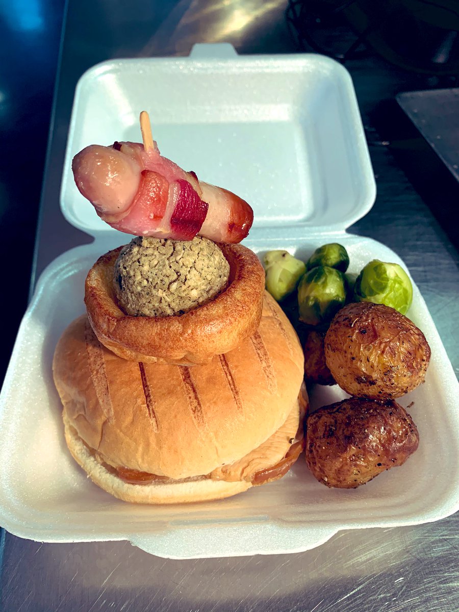 ChefBlakemore's tweet image. Christmas dinner had to be slightly adapted this year @HabAbrahamDarby... went down well! Huge thanks to my team for today and the past difficult 4 months! #OneTeam #timeforabreak @jacobloynton1 @ServestFoodCo @Academy_Food_UK @AtalianServest