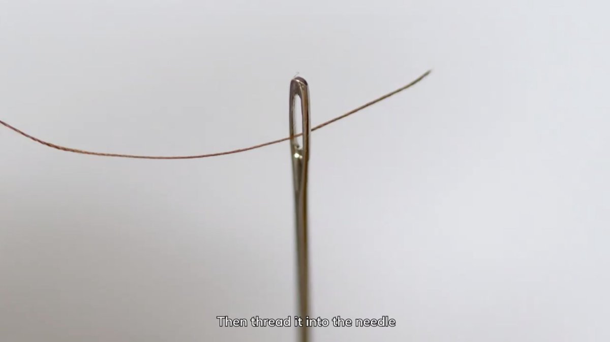 HfBK_Dresden's tweet image. #Tutorial 📒💡🌪️📏✂️🤓 Im vorerst letzten Video-Tutorial aus der Werkstatt für #Handeinband nehmen wir uns die schnell zu realisierende Schulheft-Bindung vor. Tutorial from the #handbinding #workshop. Let&apos;s take a look at #textbook binding. bit.ly/34hnd8X #HfBKDresden