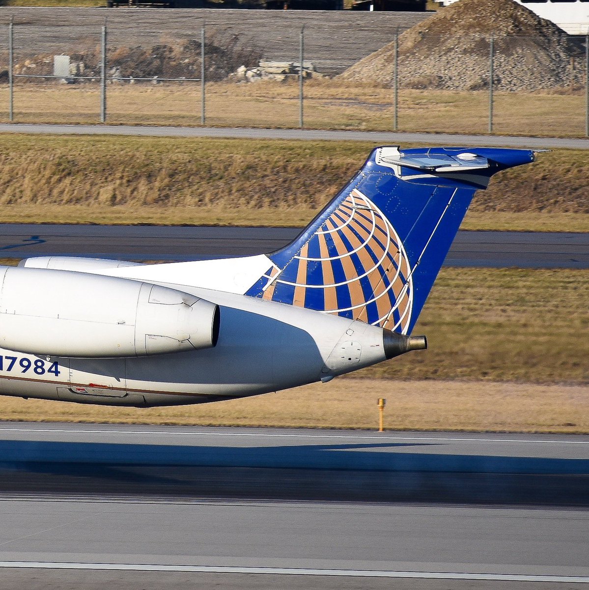 supflyairplanes's tweet photo. Express Jet’s United Express Embraer 145 touching down at CMH #N17984 #UnitedExpress #ExpressJet #E145 #Embraer #JungleJet #Aviation #Airplanes #Landing #WheelsDown #AviationPhotos #ColumbusSpotters #SpottingInCbus #KCMH #AviationLovers #AirplaneSpotting #AvGeek #Planespotting https://t.co/e9J7eGgrqH
