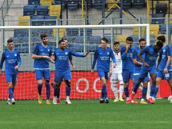 ExactFootball's tweet photo. Ziraat Türkiye Kupası 5. Tur maçında TFF 1. Lig ekiplerinden Tuzlaspor'a 2-0 yenilen Gençlerbirliği turnuvadan elendi. İstanbul temsilcisi Tuzlaspor ise Son 16'ya kaldı. https://t.co/Dpq5HMmAKw