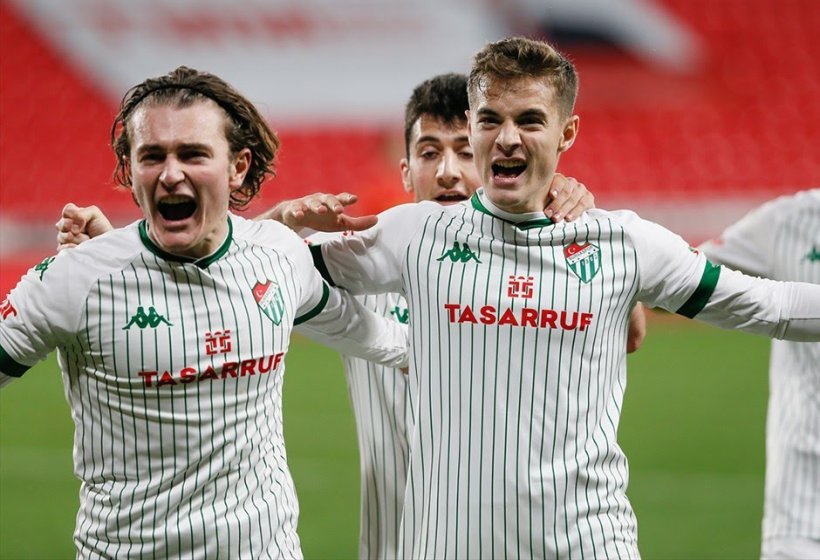 ExactFootball's tweet photo. Bursaspor, altyapıdan yetişen oyuncuların ağırlıkta olduğu kadrosu ile hem ligde hem de Ziraat Türkiye Kupası'nda mücadele veriyor. Yeşil-beyazlı ekipte Ali Akman, Burak Kapacak ve Batuhan Kör'ün performansı dikkat çekerken genç futbolcuların isimleri büyük takımlarla anılıyor. https://t.co/6KXkqbVrcw