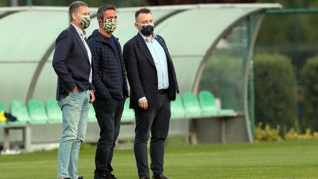 ExactFootball's tweet photo. Süper Lig'de son olarak Yeni Malatyaspor'a 3-0 yenilerek ağır bir darbe alan Fenerbahçe'de başkan Ali Koç sahaya indi. Samandıra'ya giderek takımla bir toplantı yapan Ali Koç, sarı-lacivertli futbolcuları azarladı ve 'Bundan sonraki süreçte böyle bir görüntü istemiyorum' dedi. https://t.co/cLKfIkOWTA
