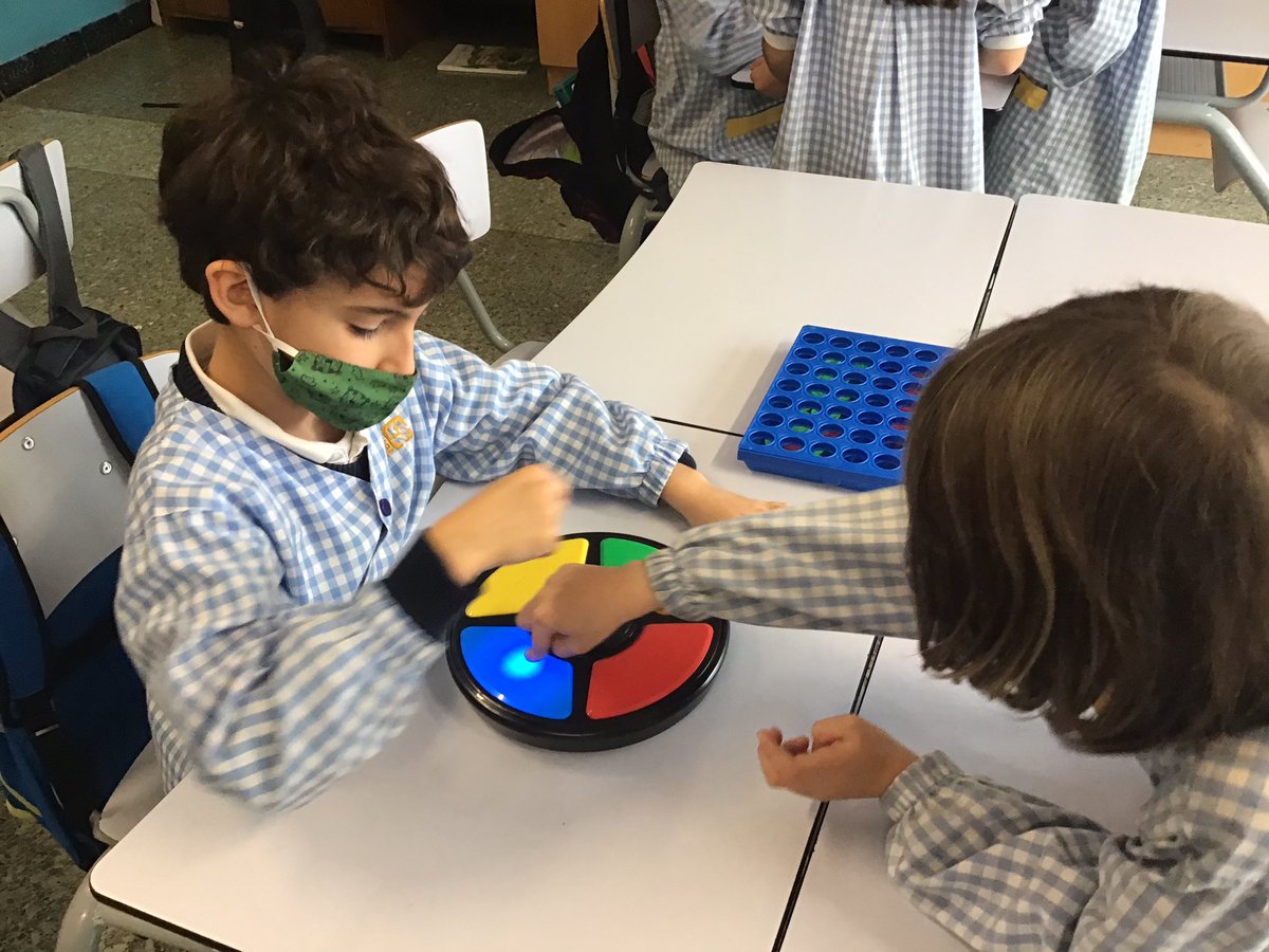 mercedaries's tweet photo. Jocs de taula d’avui i de sempre. Ens agrada jugar!
#fsf3prim #fsf3pri #ciclemitlà https://t.co/lLQw6n9Cce