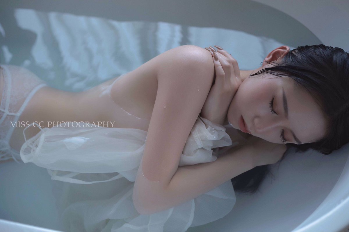 如水如冰

摄影/@misscc520 

#私房 #私房写真 #摄影 #成都约拍 #Photography #portraitphotography #Photoshoot #chengdu #Portrait https://t.co/68mDEEbzkg