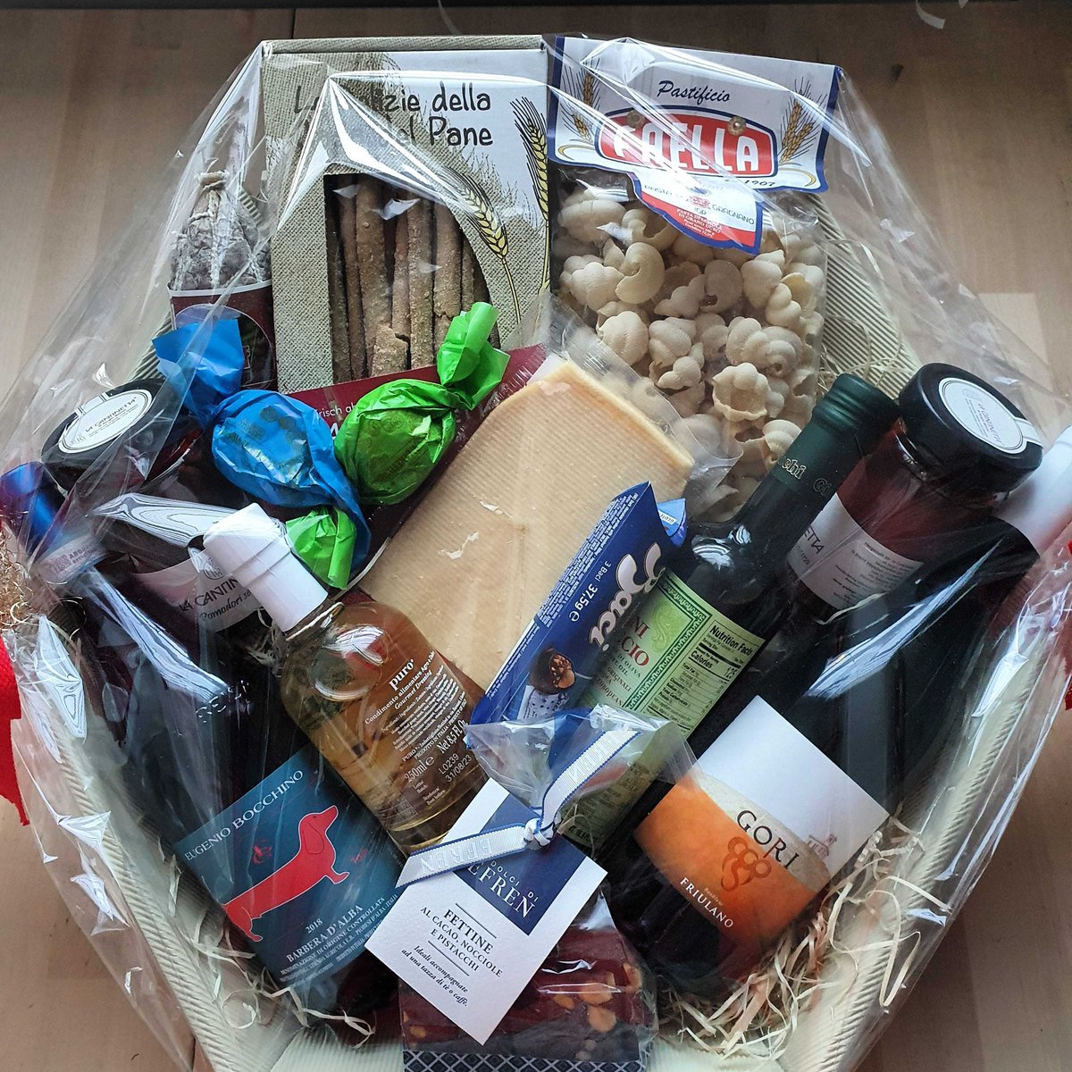 Heute hätte unsere Weihnachtsfeier beim Italiener stattgefunden. Damit unsere Mitarbeiter dennoch nicht verhungern müssen, bekommt jeder ein kleines Stück Italien mit nach Hause. Vielen Dank für das erfolgreiche Jahr! 

#merrychristmas #fresskorb #wein #pasta