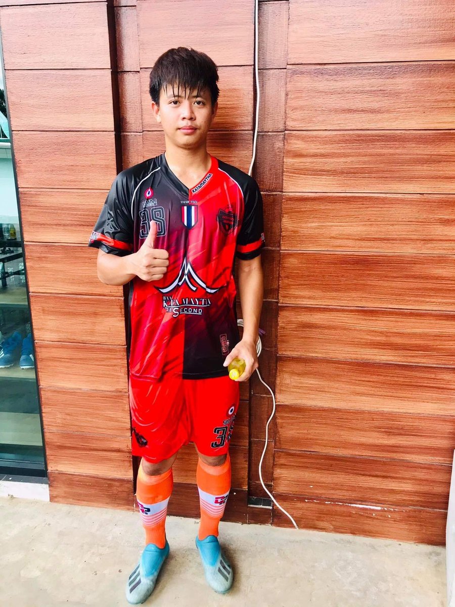 ZeedFootball's tweet photo. บางทีก็หล่อเกินไป 😊 #นักบอล #นักบอลหล่อ https://t.co/cbyQfmCFYl