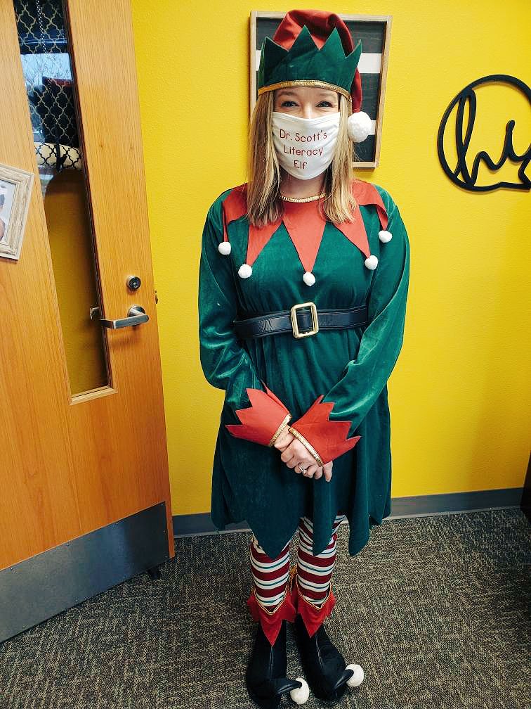 mrswolfeteaches's tweet photo. @HeIsLight01 โs elves are at @EustisHeights and ready! #teamdressupday #coachesforthewin https://t.co/SsvTNzcKsK
