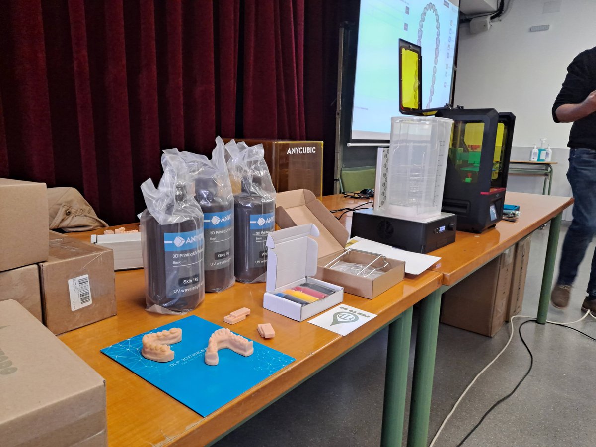 CPIFPLosViveros's tweet photo. Gran experiencia hoy con la formación sobre Impresión 3D para Prótesis Dentales, dentro del proyecto de innovación educativa de #Sanidad, coordinador por nuestra compañera Inés Alés #ViveLosViveros https://t.co/HMv7sXFEd9
