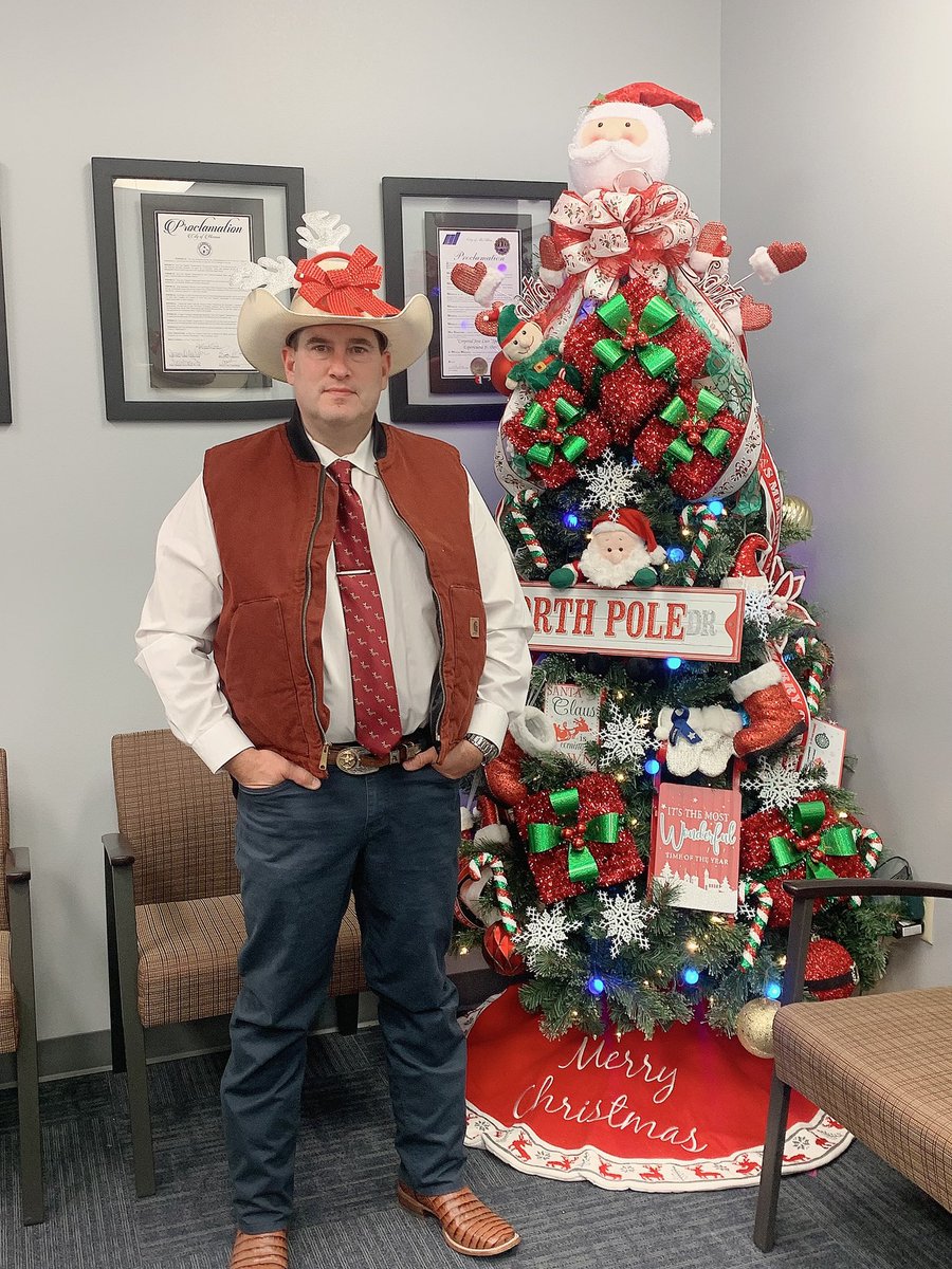 That moment when your Assistant Police Chief goes all in for Santa 🎅🏼 Western Day in Mission! 💙😃🙌🏼🚓