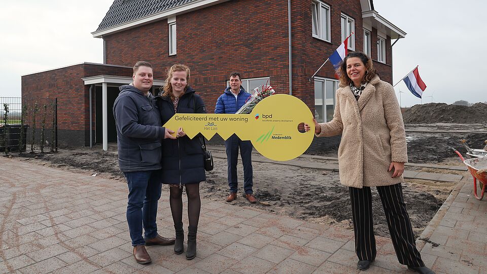 Medemblikactuee's tweet photo. Lees alles over: "Zwaagdijk-Oost is een prachtige nieuwbouwwijk rijker: 'Het Lint'." op Medemblik Actueel | #hetlint #medemblik #nieuwbouwwijk #rijker #zwaagdijkoost https://t.co/5mWqcbV9TU https://t.co/28lY7jujq2