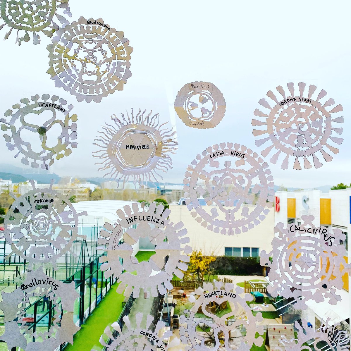 MissWells3's tweet photo. Virus snowflakes 🦠 ❄️ #Christmas2020 #yr10 #yr13 @BSB_Barcelona https://t.co/IdfoBWSWQI