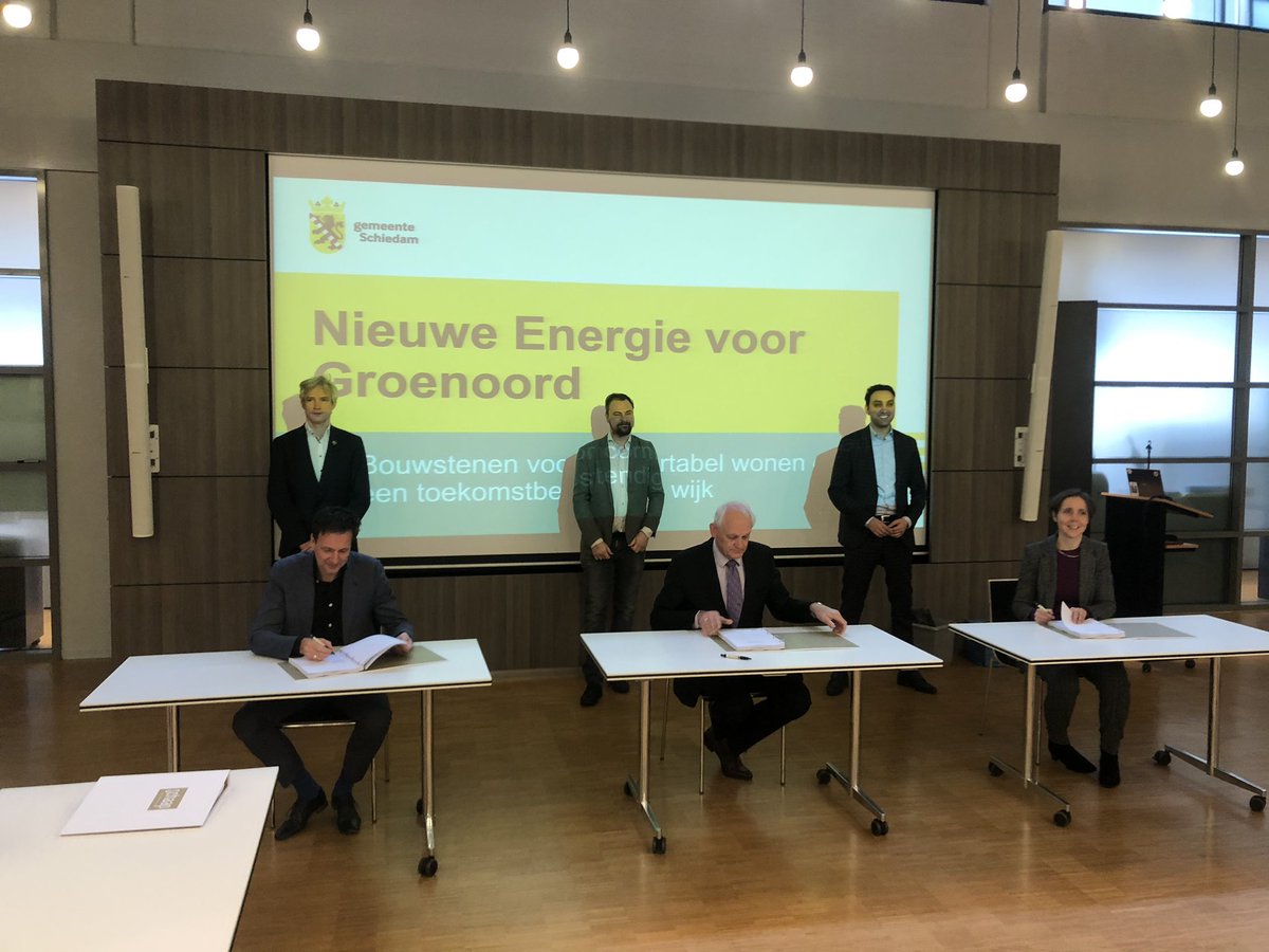 Prachtige mijlpaal voor Nieuwe Energie voor Groenoord! Woonplus start met de woningverbetering en Eneco met de aanleg van het warmtenet. Een enorme impuls voor de wijk. Samen met de bewoners werken we aan en een duurzaam en aardgasvrij Groenoord.