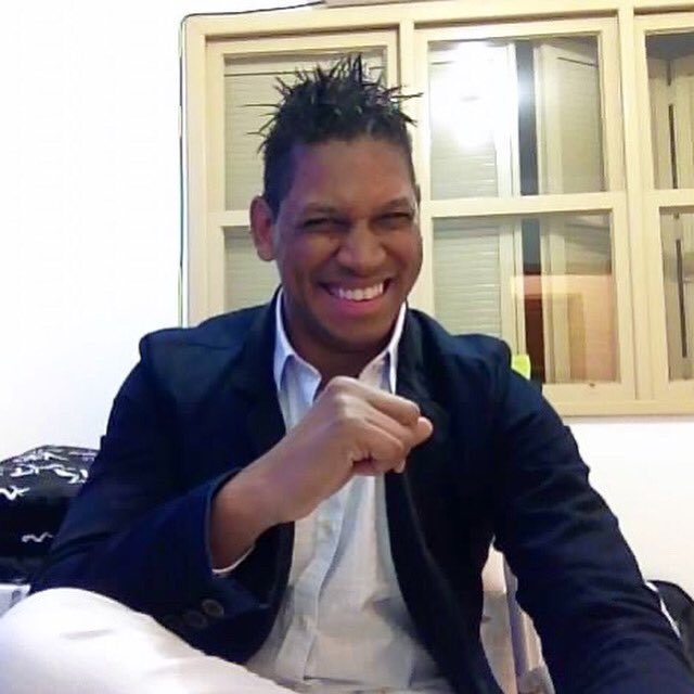 MikeCoutinho78's tweet photo. 🔌Um #tbt que mostra que eu sempre fui chocante... 🤯
#throwbackthursday #style #choque #cabelo #disruptivo #arrepiado #professor #espetado #blackman #empreendedor #ingles #autenticidade #santacruzdosul #umavidasó https://t.co/sfpkMvKNiN