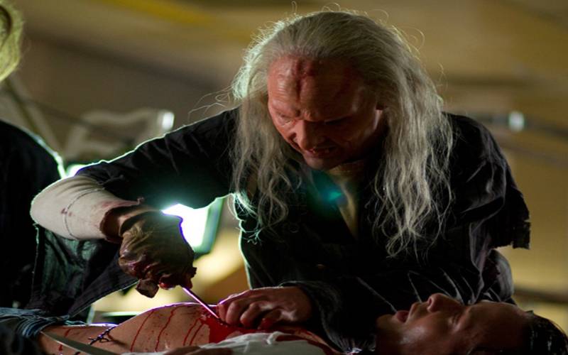 受戒 クライモリ デッド ビギニング は 雪山で迷子になった男女グループが避難した廃病院にて毎度お馴染みカニバル３兄弟に襲われるお話なんですが 有刺鉄線首吊り地獄や人肉オイルフォンデュパーティといった愉快な悪趣味殺人見本市が楽しめる作品