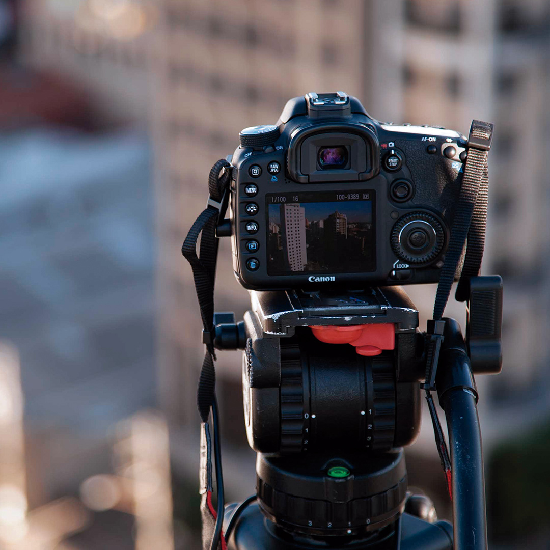 ludovicprod's tweet photo. Há exatos dez anos, adquirimos uma Canon EOS 5D Mark II (foto). Desde então, a Ludovic evoluiu muito com o mercado. Diversas câmeras e filmadoras passaram pelas nossas mãos, mas essa Canon faz parte de nossa memória.❤️📷 #ludovicproducoes #ludovic #canon #dslr #throwbackthursday https://t.co/OiYF01lQQl