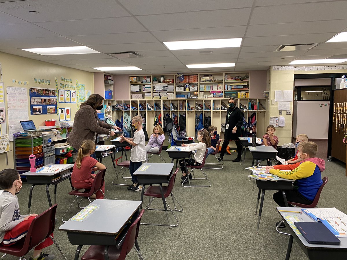 GCReads2Succeed's tweet photo. Harris Apple Teachers modeling continuous learning! #HarrisHappenings #gcscpride @HarrisElem_Prin @jlthompson26 @lmcintoshkinder @misslongk @BrittanyMeek8 @loriannkatz @MeganCThompson https://t.co/5sOLrTqeC0
