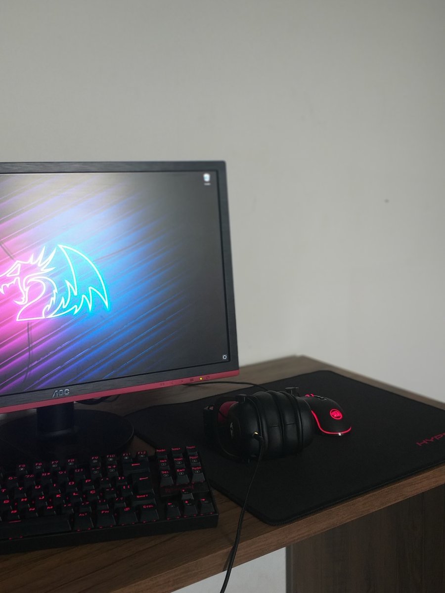 RedragonBR's tweet image. Envie seu setup também! redragon.com.br/areadosuperfa

Hoje começamos cedo com o #SuperFã Paulo César! 😮

Muito obrigado por confiar na #Redragon e parabéns pelos companheiros de game mais #Dracônicos do mercado! 🐉💕

-Redragon Zeus 
-Redragon King Cobra
-Redragon Kumara