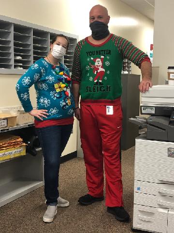 RileePark's tweet photo. @ryanwetovick @sjwetovick One of us is 6 months pregnant..and one of wearing his wife's clothes. #guesswho #sleeeeiiigh https://t.co/drxlkj2rAY