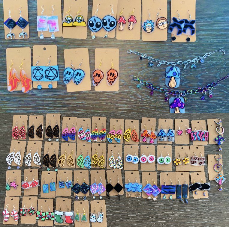 Good morning ✨ Everything in my shop is 25% off until the end of the month!! 
~Use code “DECEMBER” at checkout~ 
🎨 triparte.bigcartel.com 🎨