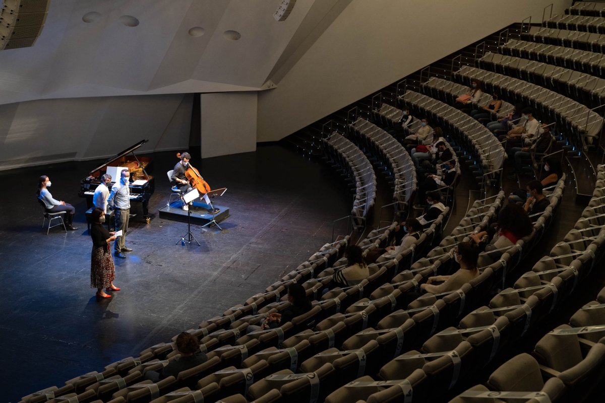Auditoriotfe's tweet photo. #QuantumEnsemble ha recibido hoy, con todas las medidas de seguridad, la visita de un grupo de estudiantes de la isla durante el ensayo general de 'Estructuras', programa que interpretarán esta noche en el marco del #CicloCámaraAuditorio🎼
⠀⠀⠀⠀⠀⠀⠀⠀⠀
#AuditoriodeTenerife https://t.co/xhcVLrLEoh