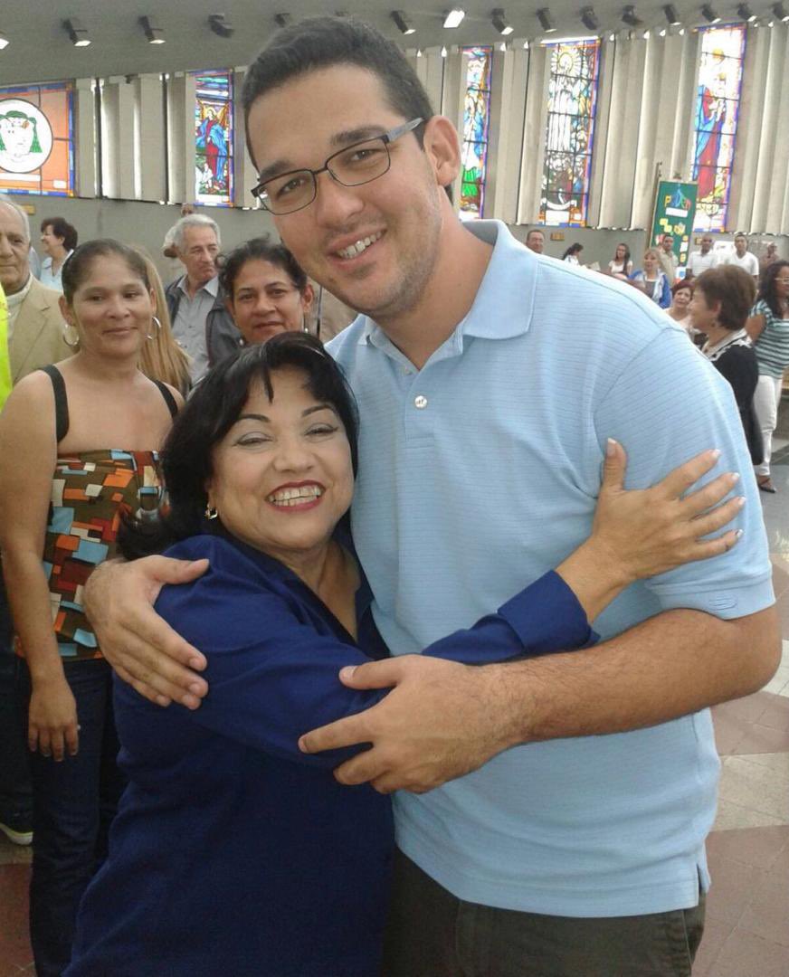 danielantequera's tweet photo. Hoy partió una persona buena, alguien que deja un vacío pero un gran recuerdo de compromiso por la gente más humilde.

Años de amistad que no se olvidan, estos 5 años fuimos compañeros de fórmula en la @asambleave y siempre los tendré en mi corazón.

Buen viaje Bolivia Suarez. https://t.co/qwQyJ1YtIU