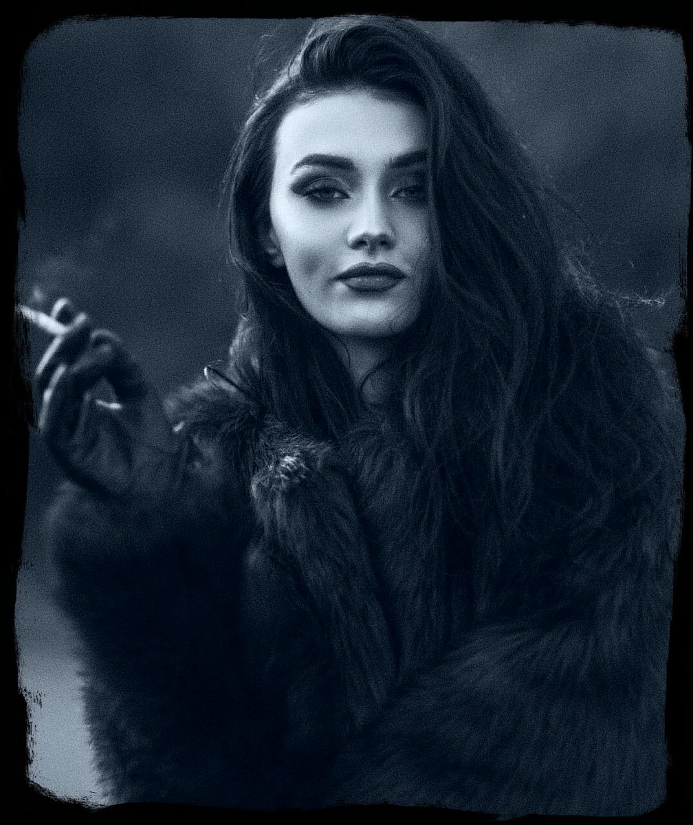 "𝒞𝓊𝓇𝓈𝑒 𝓉𝒽𝑒 𝒮𝓊𝓃. 𝐻𝑜𝓌𝓁 𝒶𝓉 𝓉𝒽𝑒 𝑀𝑜𝑜𝓃."

                    𝕃𝕚𝕝𝕪𝕒 𝔻𝕣𝕒𝕜𝕦𝕝𝕪𝕔𝕙