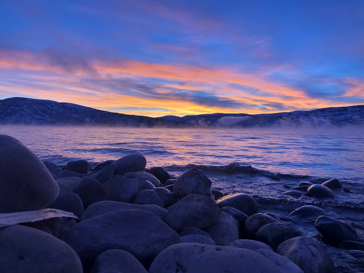 Beautiful pic from a cold morning on this date last year. Still no ice forming but the water temp is 34 degrees. Remember to wear your life jacket if you venture out on the water. #tbt #gohebervalley #sunrise #utahstateparks #jordanelle #wearitutah