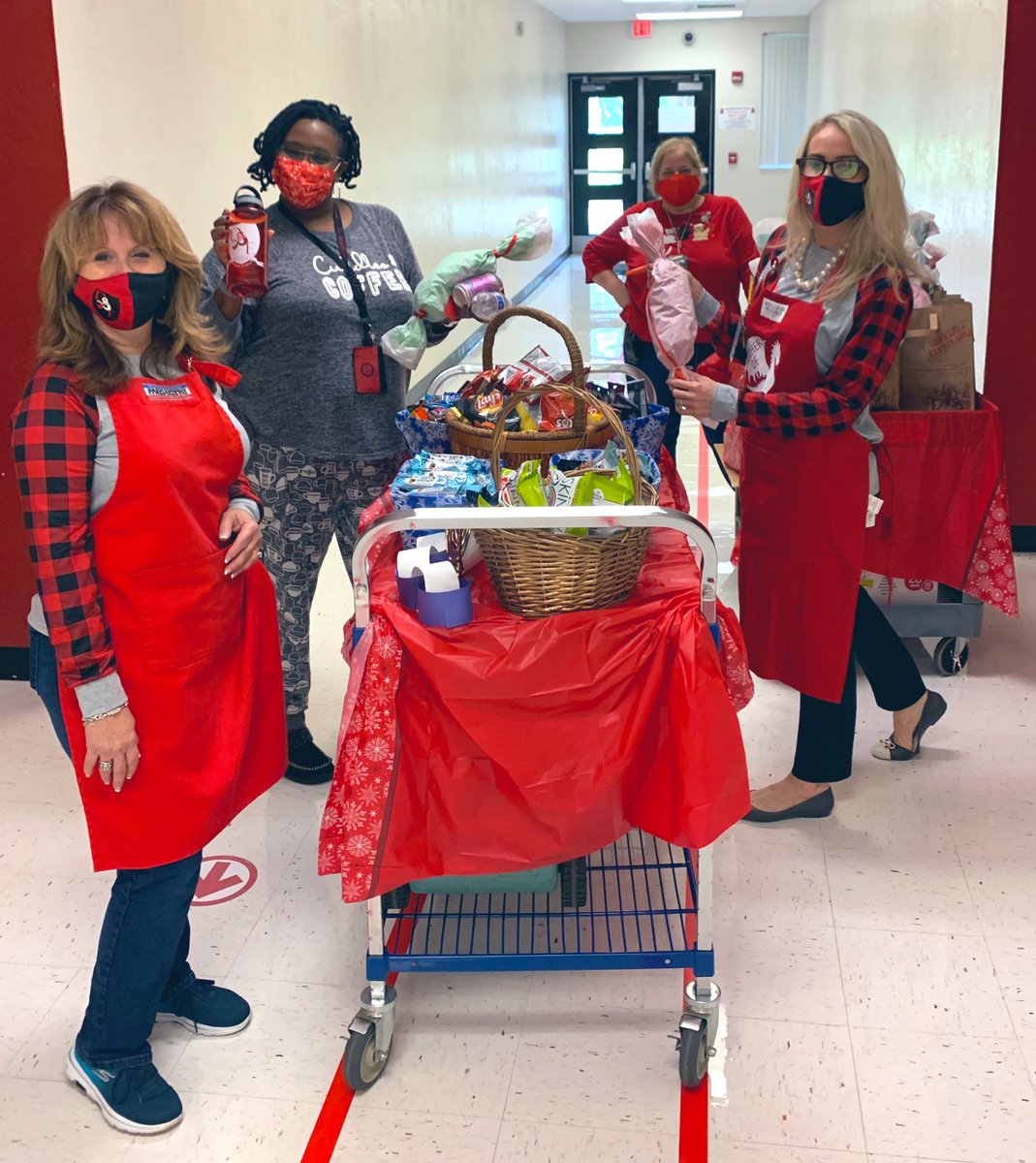 mumm_tiffany's tweet photo. Spreading Holiday Cheer @DonEstridgeHTMS @RachelCapitano https://t.co/kececwa8uv