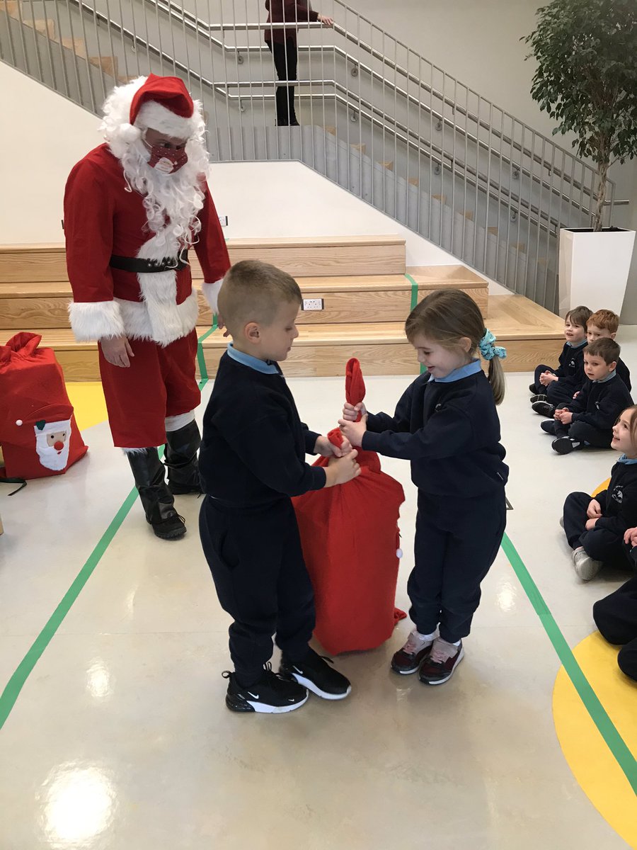 StGS_JSHead's tweet photo. Well look who visited the Junior School today! Happiness all round! https://t.co/Ay3Jwe7XdJ