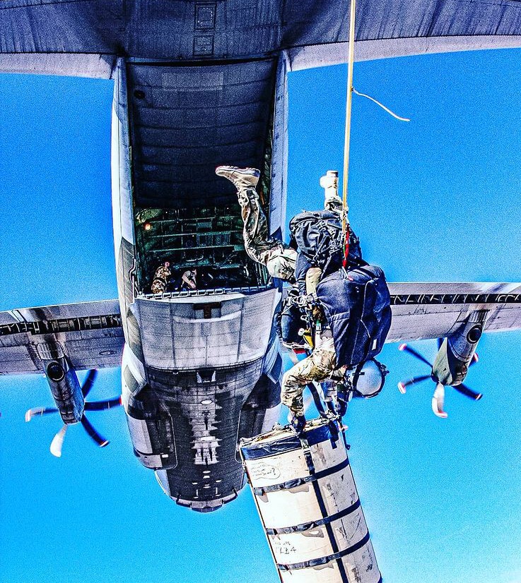 TheParachuteReg's tweet photo. Great to see innovation from @RoyalAirForce personnel that improves the array of @16AirAssltBde parachute insertion capabilities. Every member of the Joint Team plays a vital role ๐
#PerArduaAdAstra
#KnowledgeDispelsFear
#AdUnumOmnes
#UtrinqueParatus
https://t.co/ODl2oFUd6H https://t.co/qAgZ1OtkwX