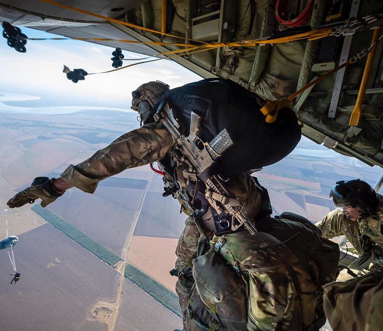 TheParachuteReg's tweet photo. Great to see innovation from @RoyalAirForce personnel that improves the array of @16AirAssltBde parachute insertion capabilities. Every member of the Joint Team plays a vital role ๐
#PerArduaAdAstra
#KnowledgeDispelsFear
#AdUnumOmnes
#UtrinqueParatus
https://t.co/ODl2oFUd6H https://t.co/qAgZ1OtkwX