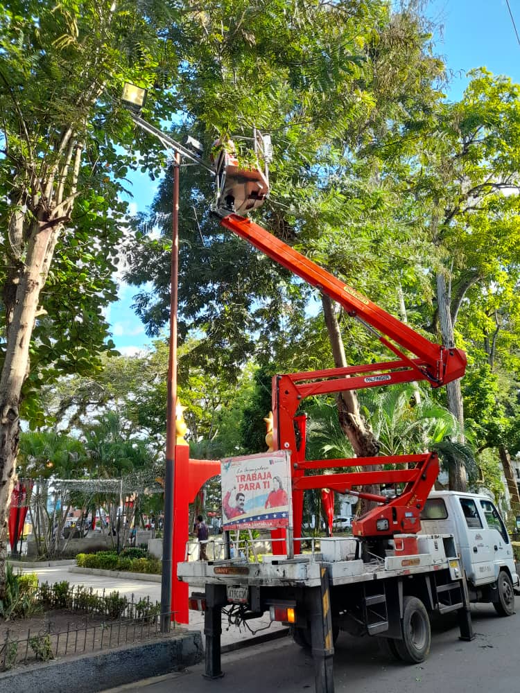 SecretariaInfrM's tweet photo. #Proyectados a mejorar la calidad de vida de nuestros habitantes de #Maturin Se realizan las labores de mantenimiento y chequeo del Alumbrado público en la Plaza Bolívar, en conjunto con el personal de Corpoelec. @BNBTMONAGAS @GobMonagas_ @_LaAvanzadora @NicolasMaduro https://t.co/SftRHcPXc0