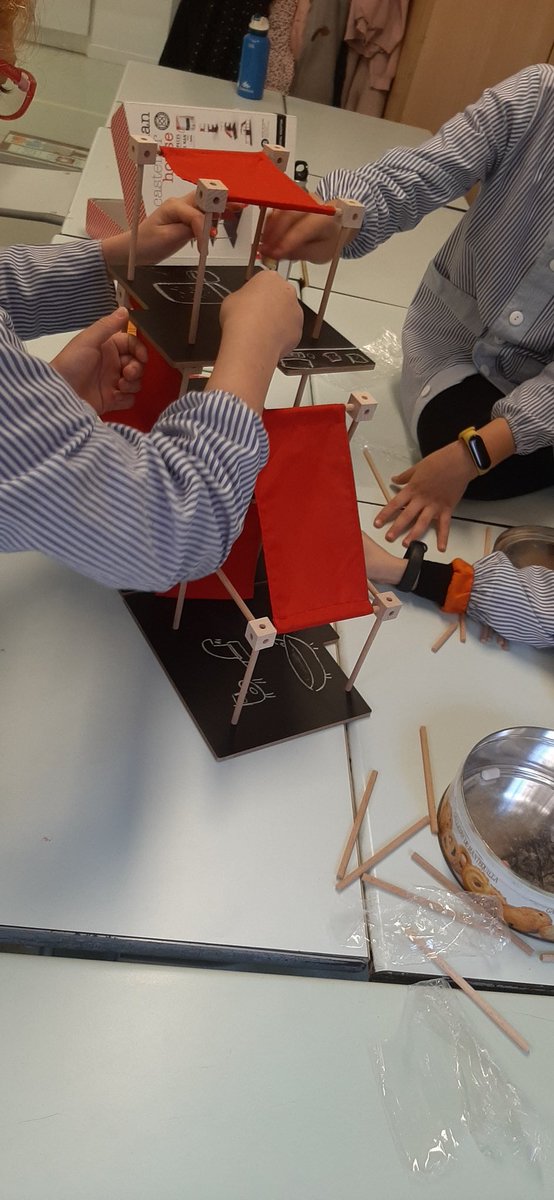 txellartacho's tweet photo. Ens encanten les #caixesderecerca Som un bon equip investigador. Cadascú treballa segons els seus interessos #PIN3 #PIN4 #JEGràcia @JesuitesEdu @Elviblanc @jordimasjo @annasanchez98 @AnnaNaca https://t.co/hwgjTWW4Qm