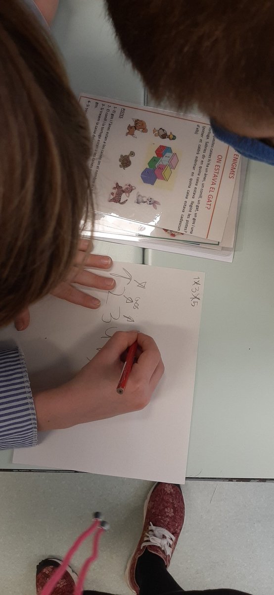 txellartacho's tweet photo. Ens encanten les #caixesderecerca Som un bon equip investigador. Cadascú treballa segons els seus interessos #PIN3 #PIN4 #JEGràcia @JesuitesEdu @Elviblanc @jordimasjo @annasanchez98 @AnnaNaca https://t.co/hwgjTWW4Qm