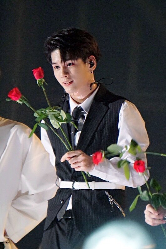 this is how ong seongwu looks in real life: a very necessary thread