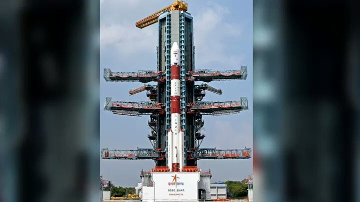 AnujPandeybjp's tweet image. इसरो ने #PSLVC50 रॉकेट के जरिए आज अपना 42वां संचार उपग्रह #CMS01 अंतरिक्ष में भेजा। इस सैटेलाइट के जरिए सी-बैंड फ्रिक्वेंसी को मजबूती मिलेगी, यानी देश में टीवी संचार को लेकर नई तकनीक को विकसित किया जा सकता है।

#isro के सभी वैज्ञानिकों को बधाई एवं शुभकामनाएं... 
@isro