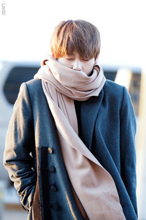 A post on PANN said how an Army's mother was a member of airport staff & she was so touched by Taehyung's kind, polite manners. Even if he meets people for a short time they always have such good things to say about him.