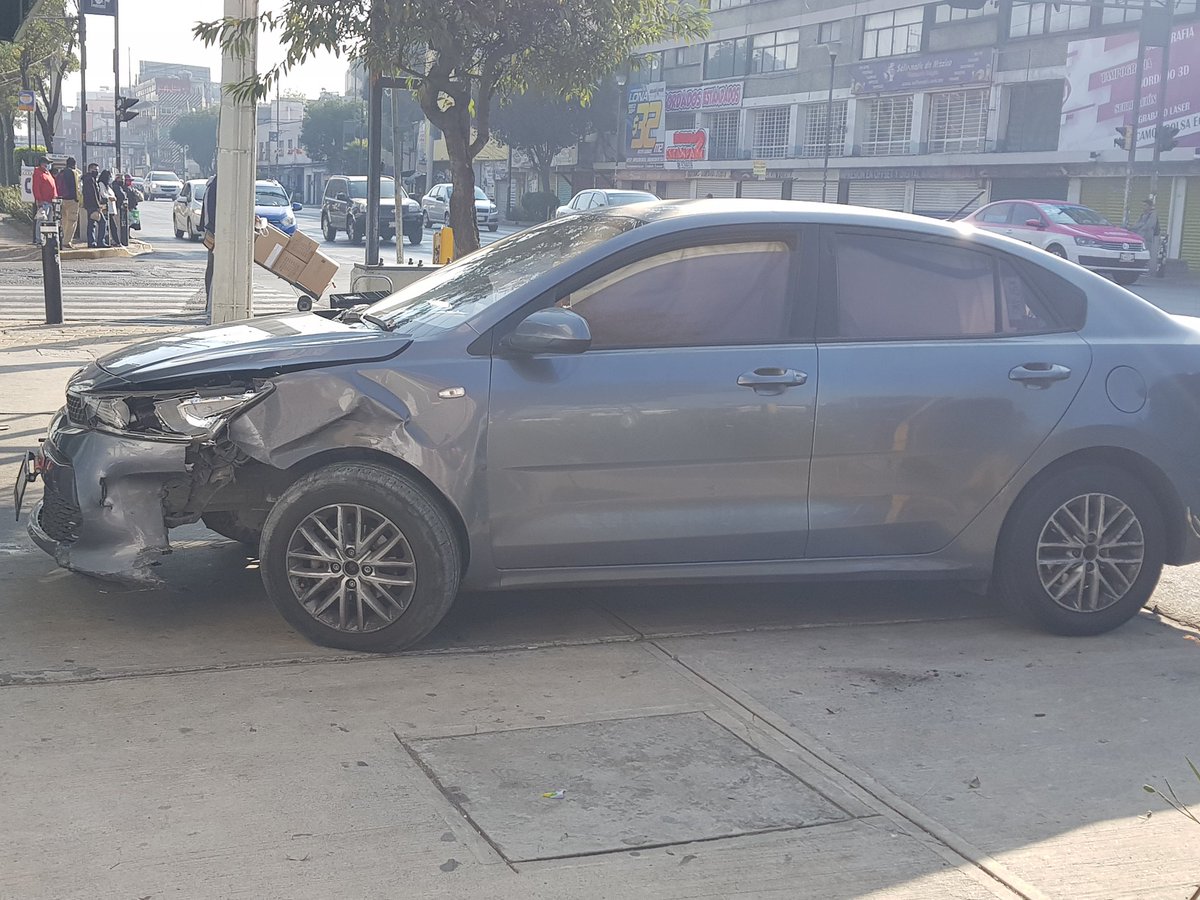 Puchowag's tweet photo. @SSC_CDMX oigan podrian venir a mover este auto por favor estorba el paso peatonal. https://t.co/QCa0TTlQff