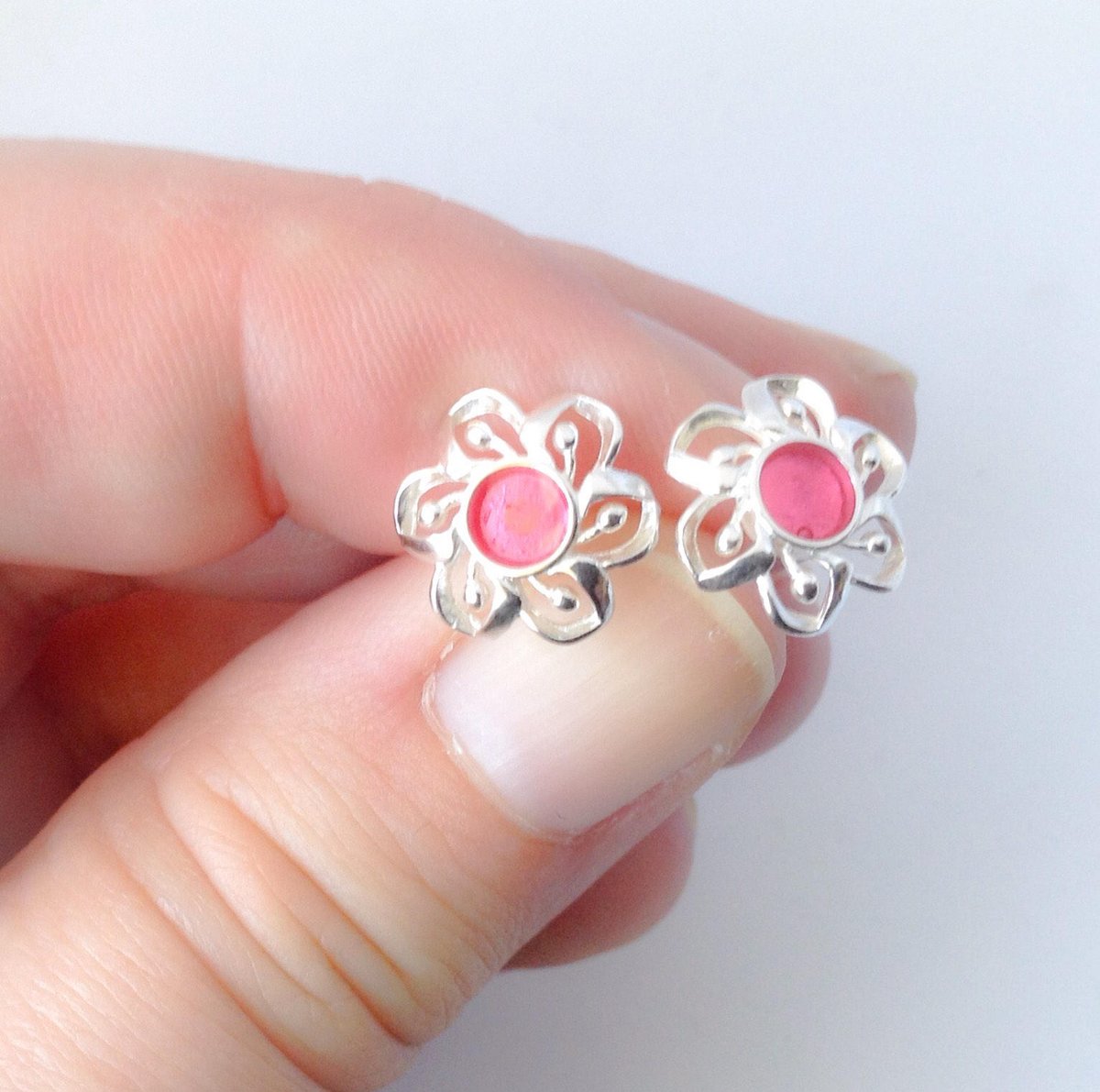ArtisanJByViv's tweet photo. Pink Floral Stud Earrings, Pink Resin Earrings, Silver Flower Stud Earrings, Wedding Day Earrings, Matron Of Honour Gift, Bridesmaid Gift https://t.co/N9NT89Cwcd #BeadsofCreation #Etsy #PinkFloralEarrings https://t.co/cyxoBrMRvQ