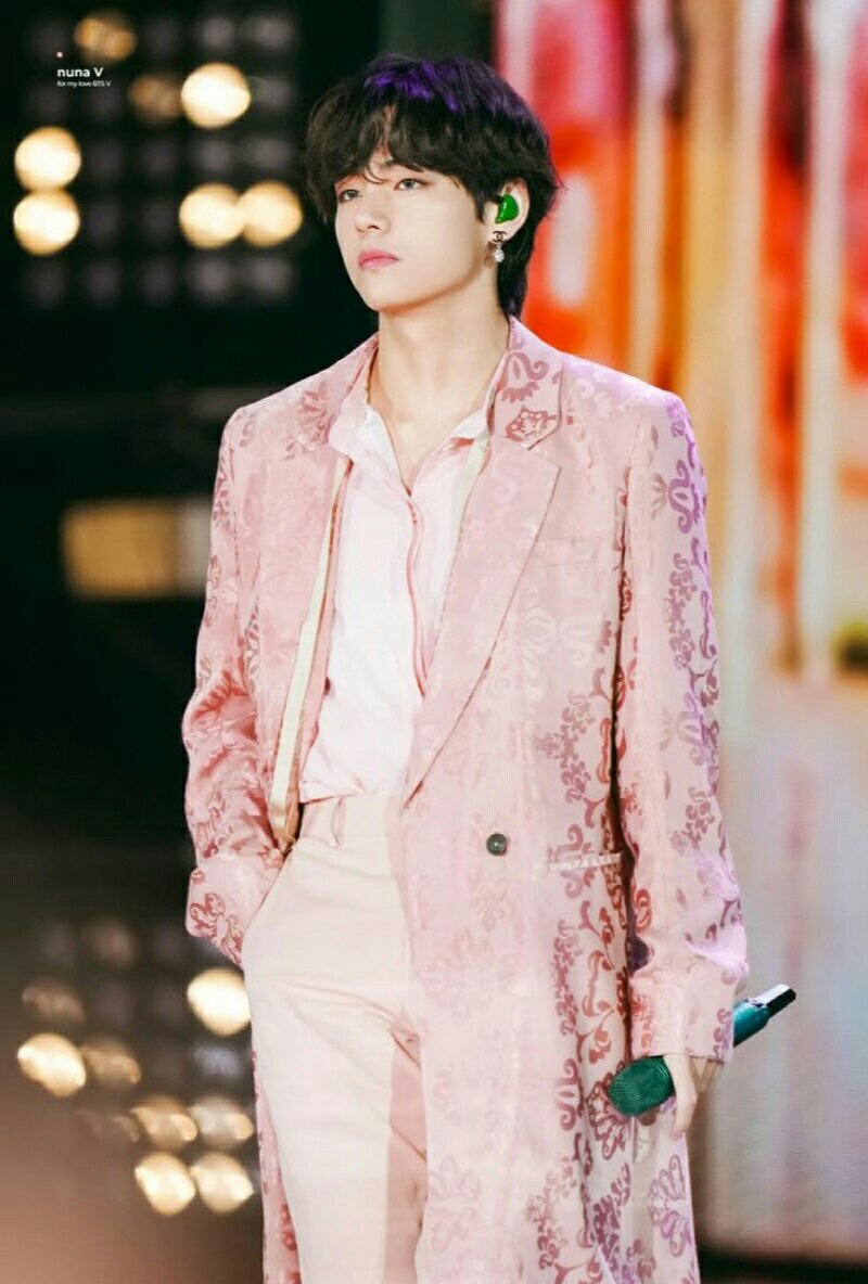 Taehyung's kind words touched a jewelry designer, Kim Min-hwi so much: "Taehyung was the 1st person to ask me if making jewelry for a lot of people at the same time was hard. I've never got that question before. He is very thoughtful at a young age." http://news.heraldcorp.com/village/view.php?ud=201612231724033254897_1