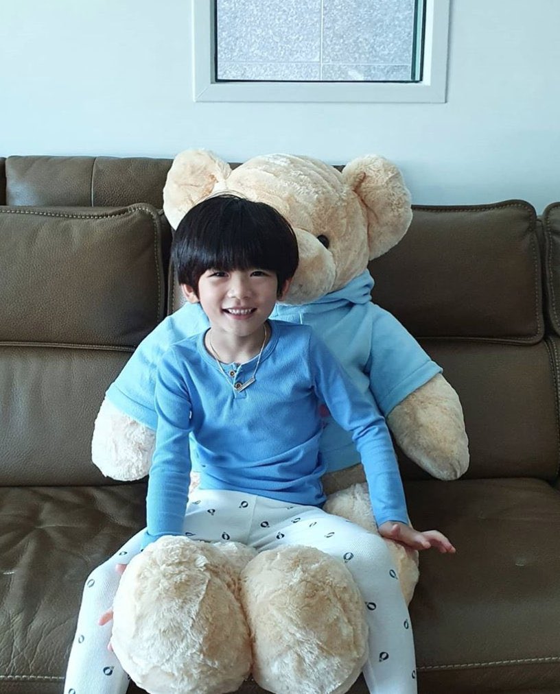 Another instance of Taehyung being an absolute angel to kids is when he gifted a teddy plushie to his Inner Child co-actor Lee Dam whose mother also shared pictures of the two & thanked Taehyung for being so kind to her son. The kid loves Taehyung & even wrote him a lovely letter