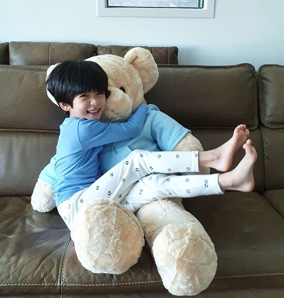 Another instance of Taehyung being an absolute angel to kids is when he gifted a teddy plushie to his Inner Child co-actor Lee Dam whose mother also shared pictures of the two & thanked Taehyung for being so kind to her son. The kid loves Taehyung & even wrote him a lovely letter