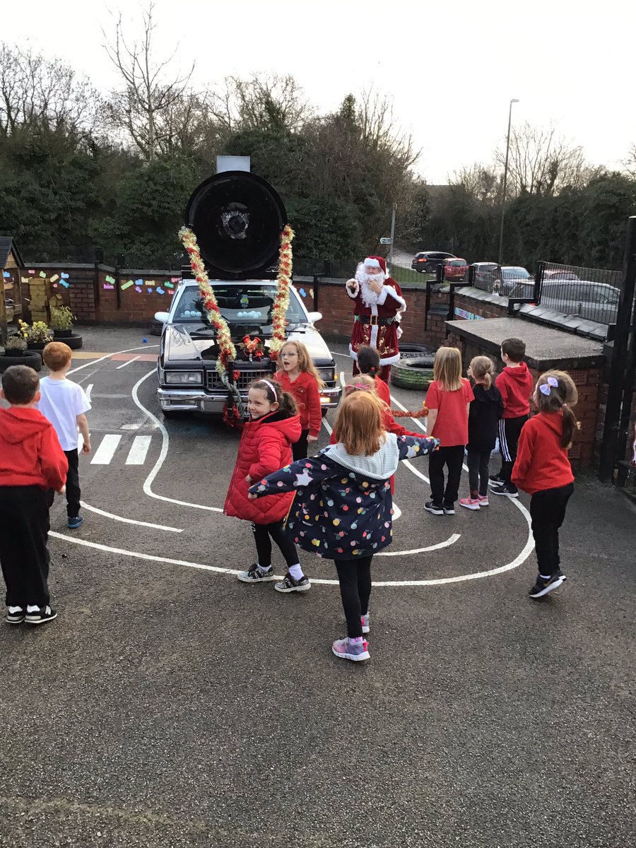 StreetLaneSch's tweet photo. Arts and craft club dancing with Santa. https://t.co/tgOQuLLMkk