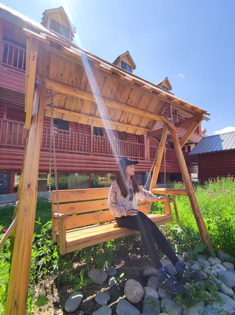 JessicaZ1018's tweet photo. Located near Kanas Lake in Burqin County, Hemu Village in China's #Xinjiang Uygur Autonomous Region is a hidden heaven, with stunning wooden cabins and a picturesque natural landscape. #jessicatalks #jessicastreettv #KanasLake #China #woodencabin #cabin #travel #Chinatravel https://t.co/dBFQ0CoL4J