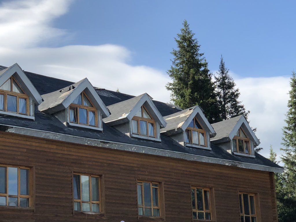 JessicaZ1018's tweet photo. Located near Kanas Lake in Burqin County, Hemu Village in China's #Xinjiang Uygur Autonomous Region is a hidden heaven, with stunning wooden cabins and a picturesque natural landscape. #jessicatalks #jessicastreettv #KanasLake #China #woodencabin #cabin #travel #Chinatravel https://t.co/dBFQ0CoL4J