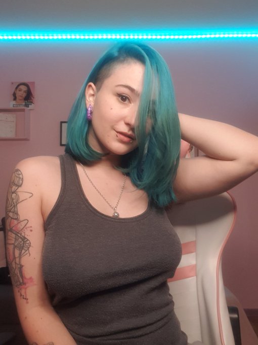 Petit d&eacute;tour chez le coiffeur vous en pensez quoi ? 💙🦑 https://t.co/oO6Px6lZFu