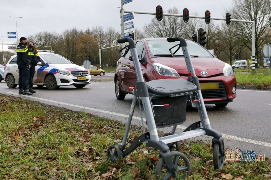 Overstekende voetganger met rollator aangereden door auto in #Ede. 112Ede.