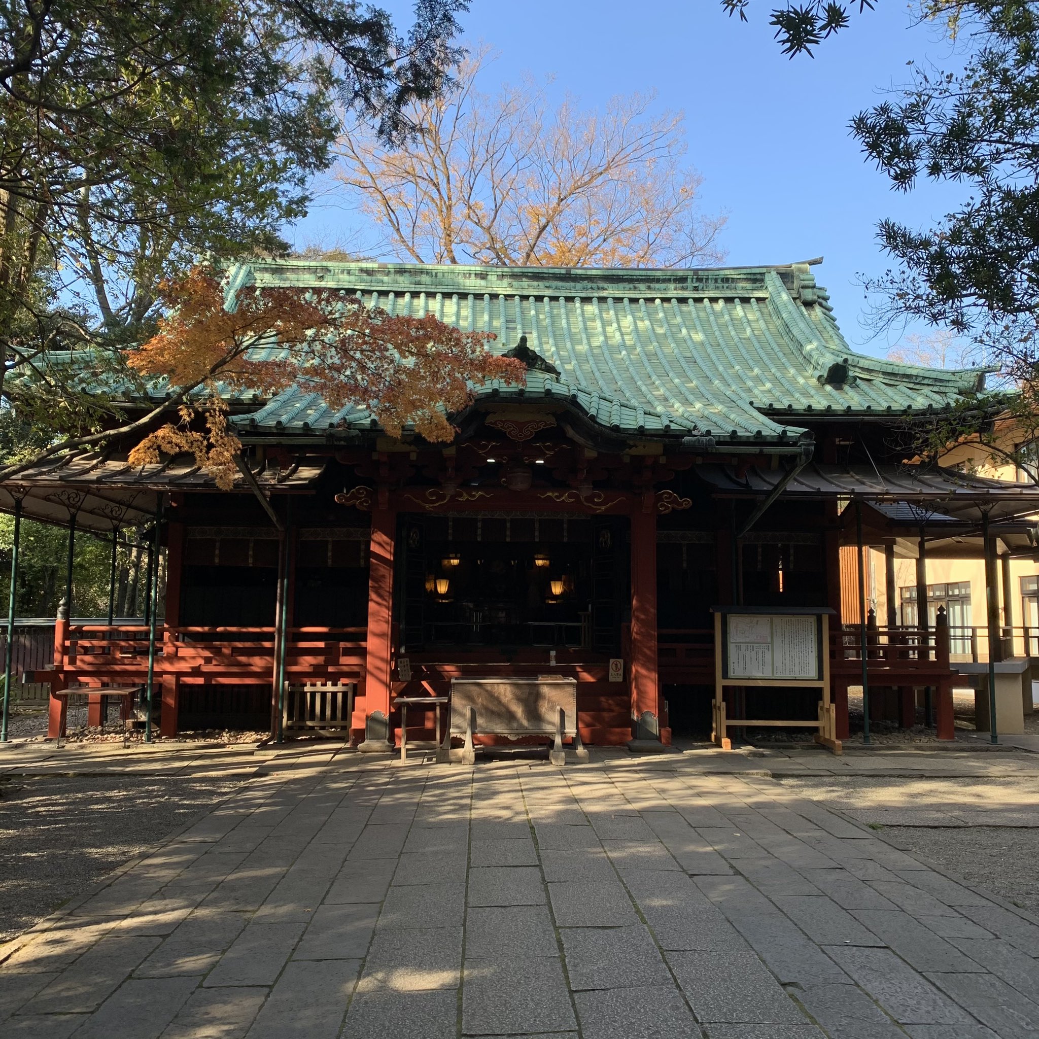 まゆみー 夜行バスの女王 12 15 日枝神社から歩いて 赤坂氷川神社 へ 境内に入ると空気が変わって落ち着くなあ ここは縁結びの最強スポットらしい 幸せは自ら沸かして周りに分け与えるやかん鈴のお守りを購入したけど そんな人になりたいし まゆみー 夜行バスの女王 12 15 日枝神社から歩いて 赤坂氷川神社 へ 境内に入ると空気が変わって落ち着くなあ ここは縁結びの最強スポットらしい 幸せは自ら沸かして周りに分け与えるやかん鈴のお守りを購入したけど そんな人になりたいし