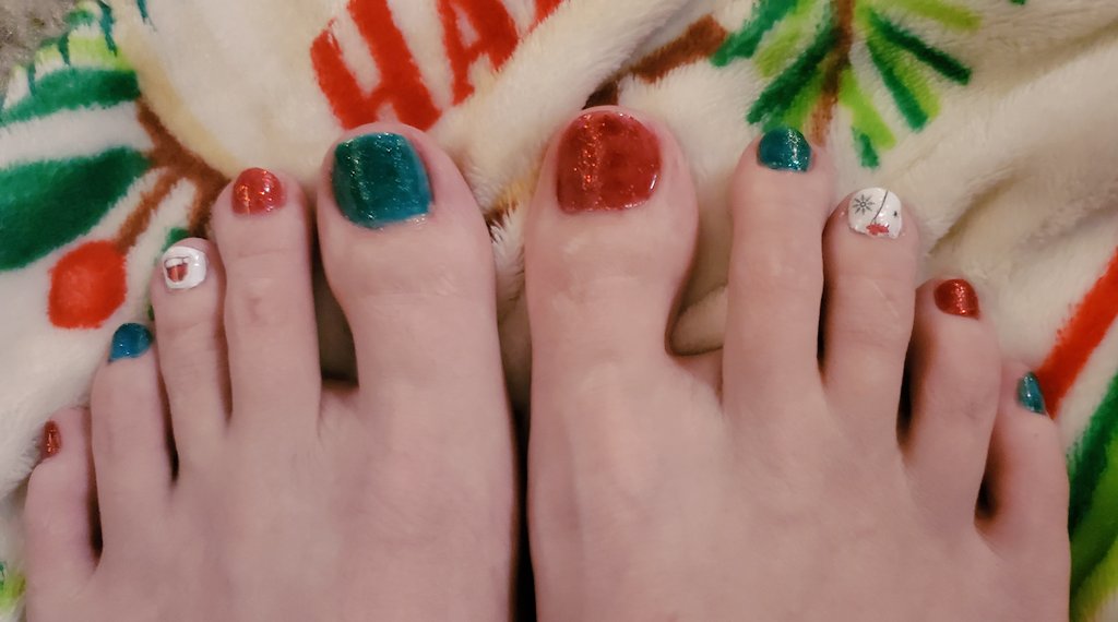 Pretty Christmas Toes!! （⌒▽⌒） Getting in the holiday spirit! Hope everyone's doing good out there!! #christmas #prettytoes #gelnailart #prettyfeet